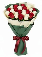 Букет Микс из красных и белых роз в Краснознаменске Московской области