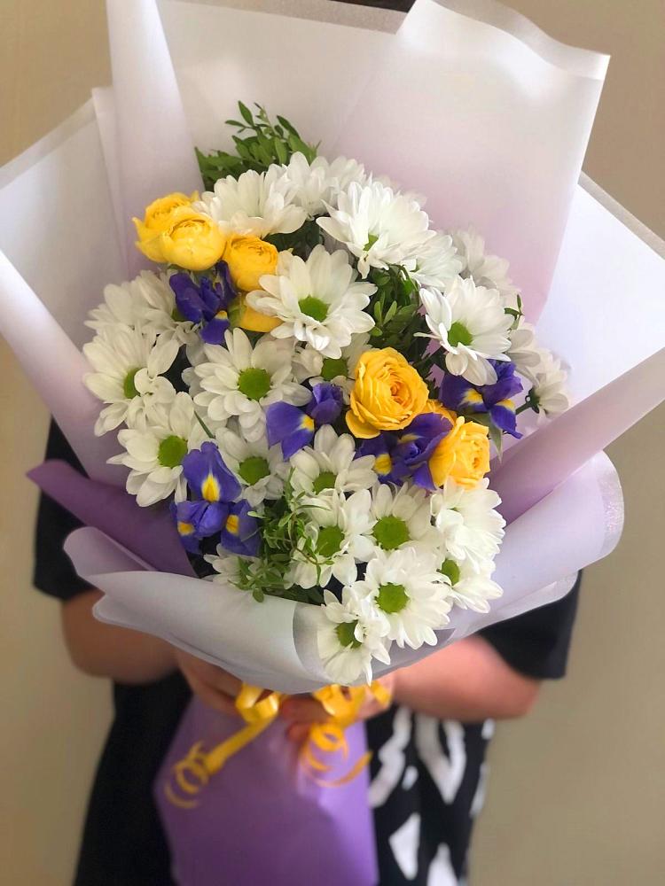 Букет цветов из: Ирисы, Хризантемы и Розы в Краснознаменске Московской области