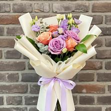 Букет цветов из:  Лизиантусы и Розы в Краснознаменске Московской области