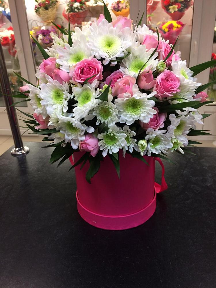 Цветочная композиция из Розы и Хризантемы в шляпной коробке в Краснознаменске Московской области