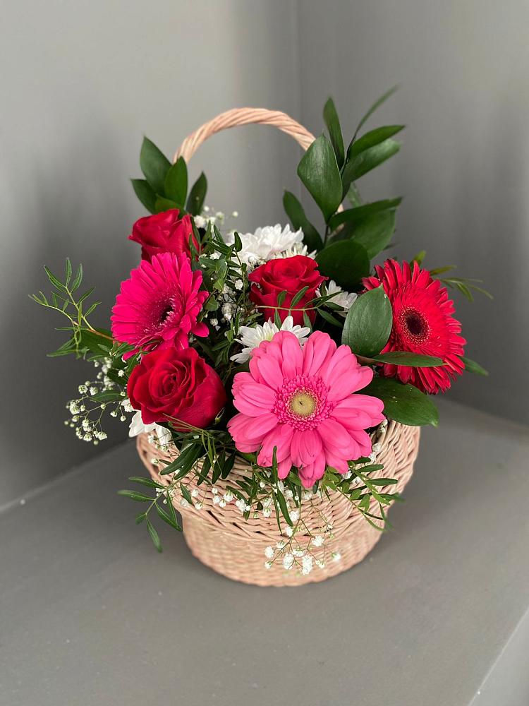 Цветочная композиция из Розы, Хризантемы и Герберы в корзине в Краснознаменске Московской области