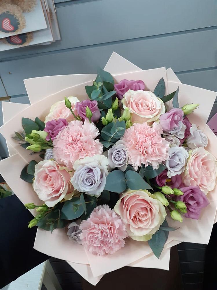 Букет цветов из: Розы, Гвоздики и Лизиантусы в Краснознаменске Московской области