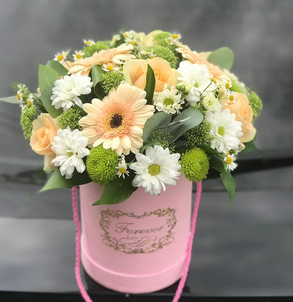 Цветочная композиция из Розы, Герберы и Хризантемы в шляпной коробке в Краснознаменске Московской области